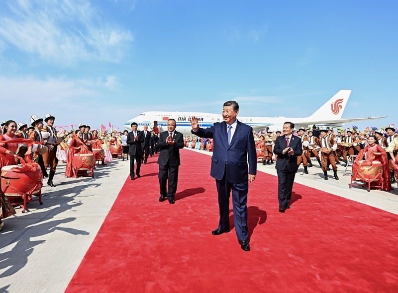 习近平率中央代表团抵达乌鲁木齐出席新疆维吾尔自治区成立70周年庆祝活动